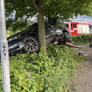 B294, Bleibach-Niederwinden, Unfallfahrzeug und HLF Abteilung Waldkirch